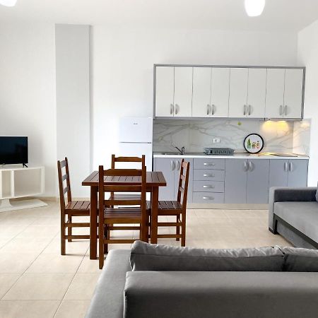 Family Apartments Himara Екстериор снимка