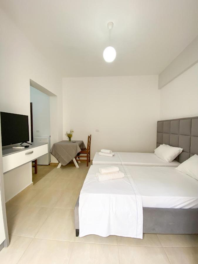 Family Apartments Himara Екстериор снимка