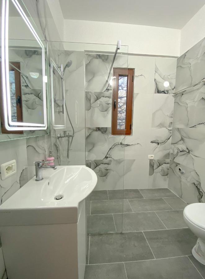 Family Apartments Himara Екстериор снимка