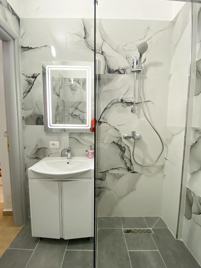 Family Apartments Himara Екстериор снимка